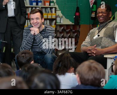 18 febbraio 2015 - Michigan, mi, Stati Uniti - Evan Leedy 19 della Macomb Township e James Robertson 56 di Detroit condividono una risata mentre rispondevano alle domande dei secondi classificati della Norman R. Barnard Elementary School a Troy mercoledì 18 febbraio 2015 durante una visita a sorpresa per vedere gli studenti che avevano scritto lettere su Robertson dopo aver letto la sua storia che correva sul Detroit Free Press coprendo i suoi spostamenti giornalieri di 21 miglia da e dal lavoro. La storia di Robertson ha attirato l'attenzione nazionale e le donazioni da parte di persone di tutto il mondo. (Immagine di credito: © Detroit Free Press/ZUMA Wire) Foto Stock