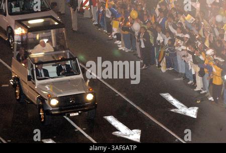 31 lug 2002; città del Messico, Messico; PAPA GIOVANNI PAOLO II passa nel suo cellulare del papa martedì sera tardi 31 luglio 2002 mentre la folla saluta sulla strada per la Nunciatrua Apostolica- Basilica de Guadalupe, dove trascorrerà la notte. Foto Stock