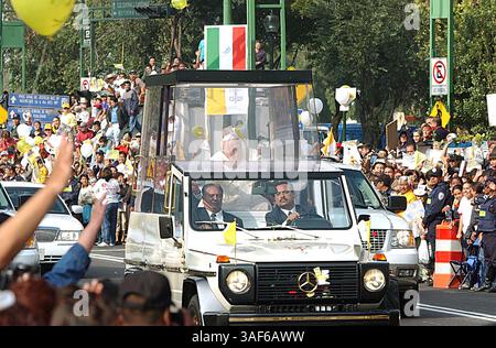 31 lug 2002; città del Messico, Messico; PAPA GIOVANNI PAOLO II passa nel suo cellulare del papa martedì sera tardi 31 luglio 2002 mentre la folla saluta sulla strada per la Nunciatrua Apostolica- Basilica de Guadalupe, dove trascorrerà la notte. (Immagine di credito: © Delcia Lopez/San Antonio Express/San Antonio Express-News/ZUMAPRESS.com) Foto Stock