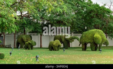 Sculture di piante di cespuglio paesaggistiche di elefante situate nei giardini del Palazzo reale di Bang Pa ad Ayutthaya in Thailandia in una giornata nuvolosa Foto Stock