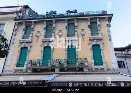 SALO, ITALIA - 22 OTTOBRE 2024: Una vista ad angolo basso del Palazzo Liberty Lungolago Zanardelli a Salo, Lago di Garda, Italia Foto Stock