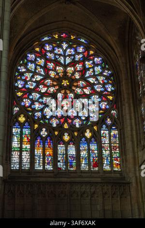 Il "Concerto Celeste" (Concerto Céleste), vetrata a nord, rosone nella cattedrale di Saint-Étienne, Sens, Francia. Foto Stock