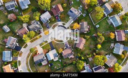 Vista aerea del quartiere suburbano in autunno. Una vibrante prospettiva aerea di un quartiere periferico caratterizzato da cul-de-sacs circolari, ordinatamente Foto Stock