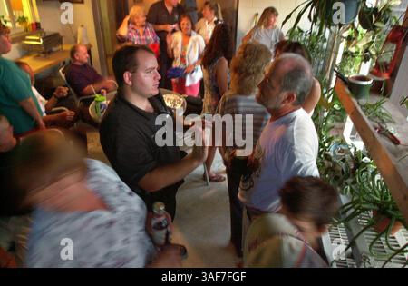 NP 146993 - - CONSEGNA A: Neighborhood Times - - 9/19/2002 SEMINOLE - - DIDASCALIA INFO: Il nuovo agente di polizia della comunità di Seminole, DEP. Adam Sarlo (CQ), al centro, a sinistra, conosce Gary Swanson, residente del Village Green (immagine di credito: St Petersburg Times/ZUMAPRESS.com) Foto Stock