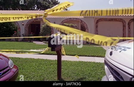 NP.102002.- CONSEGNA A:.- 2/4/2000.- Palm Harbor..INFORMAZIONI DIDASCALIA:. La scena del crimine circonda 2950 Tangerine Terrace a Palm Harbor. Joseph F. Hart e' stato trovato morto in casa sua, ora una scena del crimine di omicidio. Times foto di:. John Pendygraft. Storia di:.wimmer.- -. SCANSIONATO DA:.PEND.- - DATA DI ESECUZIONE: (Immagine di credito: St Petersburg Times/ZUMAPRESS.com) Foto Stock