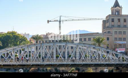Persone che camminano sul Ponte di ferro sul fiume Segura. Murcia, Spagna - 2023 Foto Stock