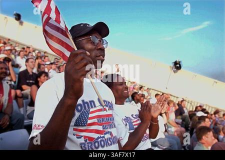 NOTA LIB: OLIMPIADI ESTIVE - OT.110070.- - CONSEGNARE A:.SPORTS.- -.9/28/2000.- -. SYDNEY -. INFORMAZIONI DIDASCALIA:. Fieri del figlio, John Capel e della moglie Virginia Capel guardano John Capel Jr. Competere nelle semifinali dei 200 metri a Sydney. Ha vinto la sua semifinale ma ha perso in finale più tardi in serata...Times Photo by:. Michael Rondou. Storia per:..- -. SCANSIONATO DA:..DATA DI ESECUZIONE: (Immagine di credito: St Petersburg Times/ZUMAPRESS.com) Foto Stock