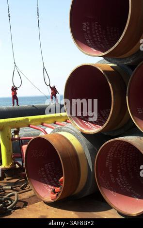 SP 125753 - - CONSEGNA A: Business - - 7/30/2001 - - Skyway channel - - DIDASCALIA INFO: I lavoratori si preparano con le linee da una gru per caricare 36 pollici , tubo in acciaio rivestito di cemento da una chiatta sulla linea di posa di chiatte DLB 901 351 piedi ..Gulfstream Natural gas inizia a posare il tubo per gasdotto che si estende dall'Alabama alla Florida appena fuori dal molo di pesca sud della Sunshine Skyway. Stanno organizzando delle foto per salire sulla barca tra le 13:00 e le 16:00. Chiameremo per maggiori dettagli lunedì mattina. Questa sarà un'arte indipendente per gli affari. Times foto di: Fred Victorin - - storia di: Huettel - Foto Stock