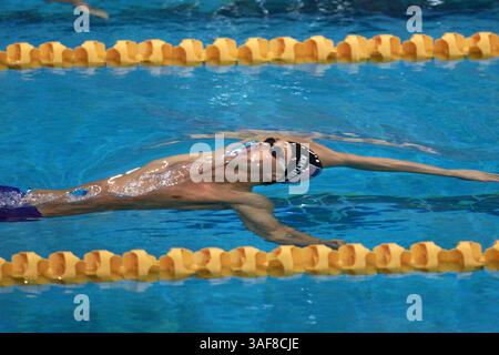 NOTA LIB: OLIMPIADI ESTIVE - OT.110063.- - CONSEGNA A:.SPORTS.- -.9/21/2000.- -.SYDNEY.- -. RIEPILOGO DELLA STORIA:.- -. INFORMAZIONI DIDASCALIA:. Lenny Krayzelburg degli Stati Uniti rompe l'acqua durante la sua partenza nella finale dei 200 metri di corsa posteriore, che ha vinto, stabilendo un record olimpico.- -. Times foto di:. Michael Rondou. Storia per:..- -. SCANSIONATO DA:.- - DATA DI ESECUZIONE: (Immagine di credito: St Petersburg Times/ZUMAPRESS.com) Foto Stock