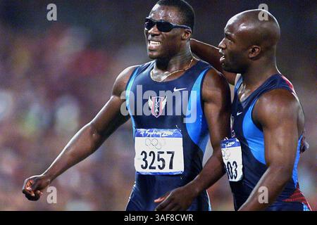 NOTA LIB: OLIMPIADI ESTIVE - OT.110070.- - CONSEGNA A:.SPORTS.- -.9/28/2000.- -.SYDNEY.- -. INFORMAZIONI DIDASCALIA:. John Capel Jr., che ha finito ottavo nei 200 metri finali, è consolato dal collega americano Coby Miller che ha finito settimo all'Olympic Stadium di Sydney.- -. Times foto di:. Michael Rondou. Storia per:..- -. SCANSIONATO DA:.- - DATA DI ESECUZIONE: (Immagine di credito: St Petersburg Times/ZUMAPRESS.com) Foto Stock