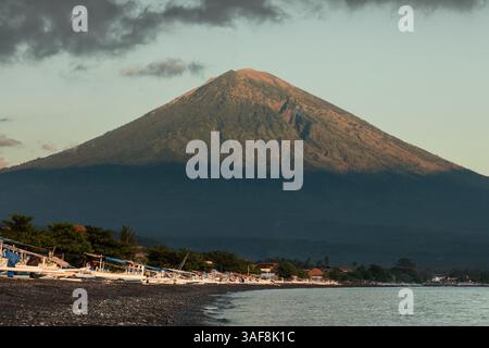Magnifica vista del vulcano del Monte Agung dal villaggio costiero di Amed sull'isola di Bali Foto Stock