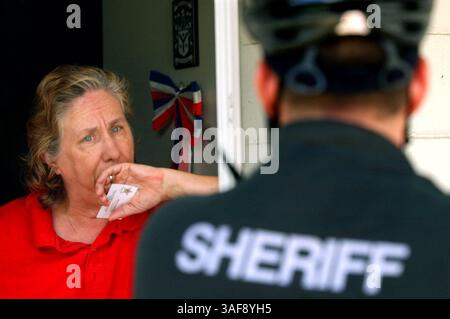 Agente di polizia della comunità Seminole, Dep. Adam Sarlo (cq) ascolta sabato (8/16/03) le preoccupazioni di Dorothea Cunningham (cq), che vive nel quartiere Gem Village di Seminole. Farlo (immagine di credito: St Petersburg Times/ZUMAPRESS.com) Foto Stock
