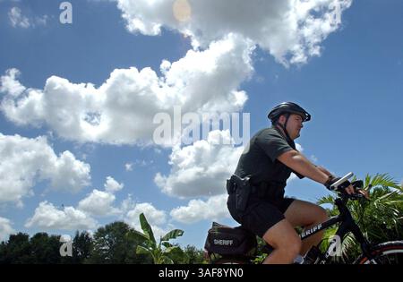 Agente di polizia della comunità Seminole, Dep. I pattugliamenti in bicicletta di Adam Sarlo lo aiutarono a raccogliere i portali per trovare sospetti rapinatori. Farlo ha trascorso il suo sabato (immagine di credito: St Petersburg Times/ZUMAPRESS.com) Foto Stock
