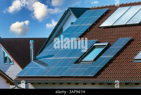 Pannelli fotovoltaici sul tetto della casa di famiglia, pannelli solari. Concetti di ambiente e tecnologia. Foto Stock