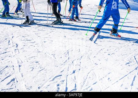 scuola di sci con sciatori sulla pista per principianti. vacanze attive Foto Stock