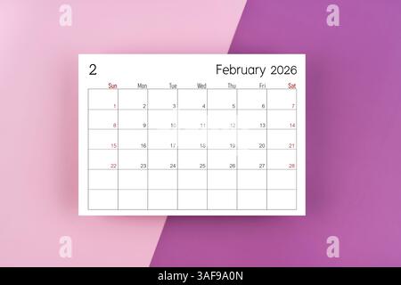 Febbraio 2026 pagina del calendario vuota su sfondo viola a due colori. Foto Stock