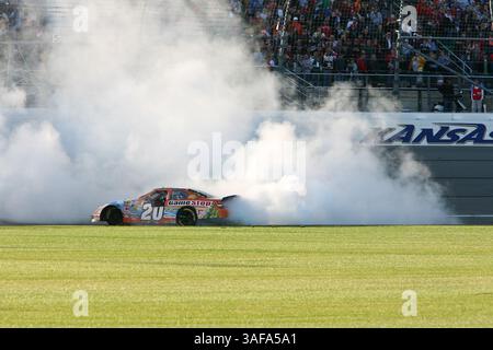 3 ottobre 2009: Joey Logano fa una vittoria burnout dopo aver vinto la Kansas Lottery 300 su Kyle Busch. NASCAR Nationwide Series Kansas Lottery 300 da Kansas Speedway, Kansas City, KS (immagine di credito: SGM/ZUMAPRESS.com) Foto Stock