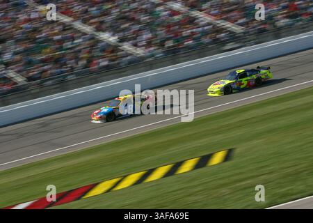 4 ottobre 2009: Kyle Busch No. 18 corse Mark Martin No. 5 lungo il tratto anteriore durante la NASCAR Sprint Cup Series Price Chopper 400 da Kansas Speedway, Kansas City, KS (Credit Image: SGM/ZUMAPRESS.com) Foto Stock