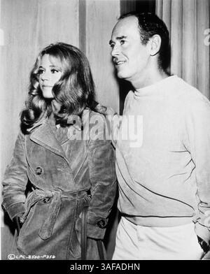 1 giugno 1966; Hollywood, California, nella foto: HENRY FONDA in visita A JANE FONDA sul set di "The Chase" (immagine di credito: Austral/ZUMAPRESS.com) Foto Stock