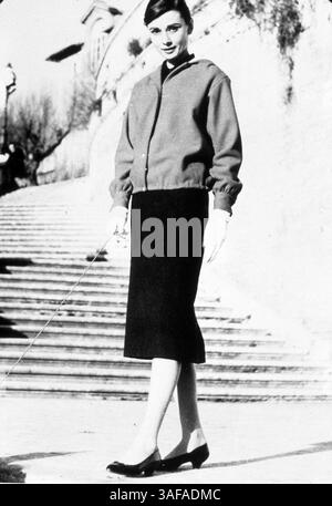 01 giugno 1958; Hollywood, California, Stati Uniti; 1958, NELLA FOTO: AUDREY HEPBURN, ITALIA ROMA, GRADINI, INTERA LUNGHEZZA, GONNA, CAMMINARE... (Immagine di credito: Austral/ZUMAPRESS.com) Foto Stock