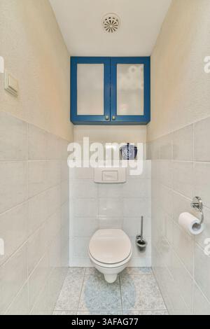Questa immagine presenta un bagno moderno con un design minimalista con linee pulite, toni chiari e mobili eleganti, che creano un'atmosfera fresca e invitante. Foto Stock