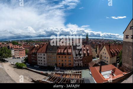 Norimberga, Germania, 1 agosto 2023. Paesaggio urbano in una bella giornata di sole. Vista dalla città vecchia sulla collina fino allo stadio. Esplora e scopri di più abou Foto Stock