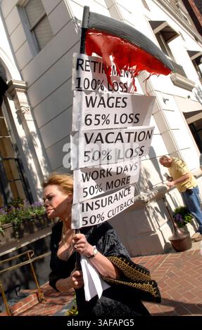 Terry Graf, un assistente di volo della US Airways vestito come il triste mietitore, protesta al di fuori della riunione annuale degli azionisti della US Airways a Philadelphia, Pennsylvania, martedì 15 maggio 2007. US Airways Group Inc. E Alaska Air Group Inc. Hanno affermato che la crescita delle entrate interne sta rallentando in quanto faticano ad aumentare le tariffe per coprire l'aumento dei prezzi del carburante. Le loro azioni sono diminuite, con le azioni di US Airways che hanno toccato il minimo di otto mesi. Fotografo: Mike Mergen/Bloomberg News. (Immagine di credito: St Petersburg Times/ZUMAPRESS.com) Foto Stock