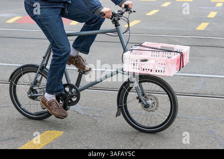 bicicletta speciale grigia con portabagagli anteriore Foto Stock
