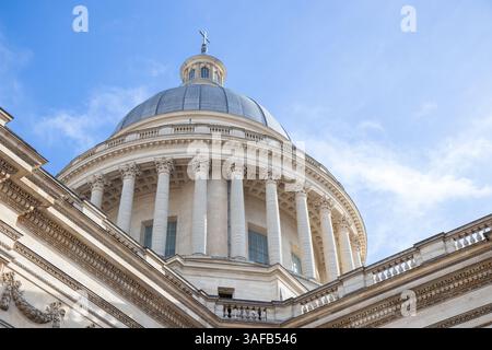 Parigi, Francia - 22 febbraio 2025: Pantheon, mausoleo contenente i resti di illustri cittadini francesi. Primo piano. Foto Stock
