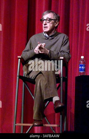 9 maggio 2000; Los Angeles, CA, Stati Uniti; lo scrittore/regista vincitore dell'Oscar WOODY ALLEN a Los Angeles, dove gli studenti della UCLA School of Theatre, Film and Television sono stati sottoposti a una proiezione dell'ultima commedia del regista "Small Time Crooks". . (Immagine di credito: ZUMA Press/ZUMAPRESS.com) Foto Stock