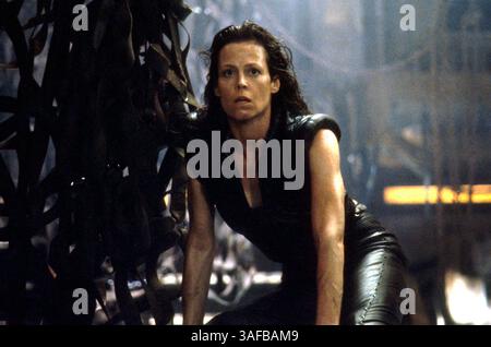 8 agosto 2000; Hollywood, CA, Stati Uniti; l'attrice SIGOURNEY WEAVER (nel ruolo di Ripley) torna nel suo ruolo di Ripley in "Alien Resurrection", il quarto film di Alien.. (Immagine di credito: ZUMA Press/ZUMAPRESS.com) Foto Stock