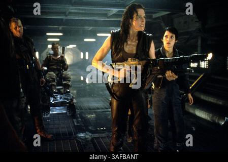 8 agosto 2000; Hollywood, CA, Stati Uniti; attori RON PERLMAN (Johner), DOMINIQUE PINON (Vriess), SIGOURNEY WEAVER (Ripley), WINONA RYDER (Annalee Call) in "Alien Resurrection", il quarto film Alien. (Immagine di credito: ZUMA Press/ZUMAPRESS.com) Foto Stock