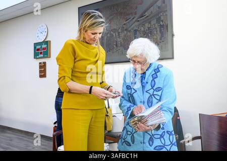 Hoenderloo, Paesi Bassi, 2025-04-07 16:13:40 HOENDERLOO, 07-04-2025, 't Dorpshuus Hoenderloo Queen Máxima a Hoenderloo all'inizio della settimana della Casa del Villaggio. In tutto il paese, dal 7 al 14 aprile sono aperte case di villaggio e comunità per mostrare quali attività sono organizzate e cosa significano i luoghi di incontro, istruzione, cultura e relax. FOTO: NLBeeld/Patrick van Emst crediti: NL Beeld / Patrick van Emst Foto Stock