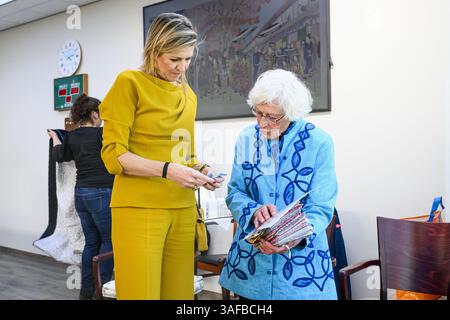 Hoenderloo, Paesi Bassi, 2025-04-07 16:13:42 HOENDERLOO, 07-04-2025, 't Dorpshuus Hoenderloo Queen Máxima a Hoenderloo all'inizio della settimana della Casa del Villaggio. In tutto il paese, dal 7 al 14 aprile sono aperte case di villaggio e comunità per mostrare quali attività sono organizzate e cosa significano i luoghi di incontro, istruzione, cultura e relax. FOTO: NLBeeld/Patrick van Emst crediti: NL Beeld / Patrick van Emst Foto Stock