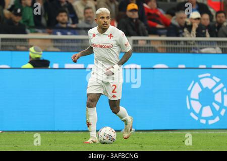 Dodo dell'ACF Fiorentina in azione durante la partita di calcio di serie A Enilive 2024/2025 tra Milano e Fiorentina allo stadio Giuseppe Meazza di Mila Foto Stock