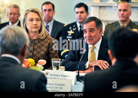 30 aprile 2012 - Washington, Distretto di Columbia, Stati Uniti - il Segretario alla difesa LEON E. PANETTA, Right, e il Segretario di Stato HILLARY R. CLINTON incontrano il Segretario filippino agli affari Esteri ALBERT DEL ROSARIO e il Segretario alla difesa Nazionale VOLTAIRE GAZMIN presso il Dipartimento di Stato, a Washington, D.C., lunedì. (Immagine di credito: © Glenn Fawcett/DoD/ZUMAPRESS.com) Foto Stock