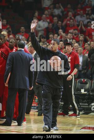 1° maggio 2012 - Philadelphia, PA, USA - il Derrick Rose dei Chicago Bulls ondeggia alla folla prima dell'azione contro i Philadelphia Sixers in gara 2 della serie del primo turno della Eastern Conference allo United Center di Chicago, Illinois, martedì 1° maggio 2012. L'ex star dei Bulls e l'attuale guardia dei Timberwolves ha in programma di pubblicare un'autobiografia, ''Iâ€™ll Show You'', prevista per il 10 settembre, a soli cinque mesi dal debutto di un documentario sulla sua vita. (Immagine di credito: © Ron Cortes/Philadelphia Inquirer/TNS via ZUMA Wire) Foto Stock