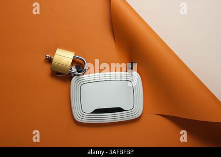 Ban Search in Internet. Router Wi-fi sotto il blocco su sfondo marrone. Vista dall'alto Foto Stock