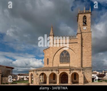 La chiesa costruita nel 1912, utilizzando pietra di conci in stile neogotico. Sostituì la chiesa originale del XIV secolo in cattive condizioni. Foto Stock