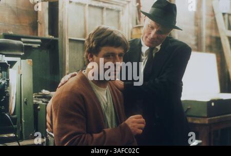 11 ottobre 2001; Hollywood, California, Stati Uniti; gli attori RUSSELL CROWE interpretano John Forbes Nash Jr. e ed HARRIS interpretano William Parcher in "A Beautiful Mind" diretto da Ron Howard. (Immagine di credito: ZUMA Press/ZUMAPRESS.com) Foto Stock