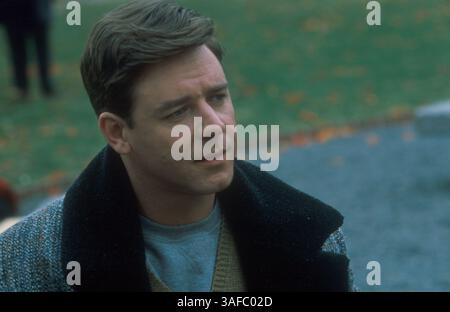 11 ottobre 2001; Hollywood, California, Stati Uniti; l'attore RUSSELL CROWE interpreta John Forbes Nash Jr., un genio matematico, in "A Beautiful Mind" diretto da Ron Howard. (Immagine di credito: ZUMA Press/ZUMAPRESS.com) Foto Stock