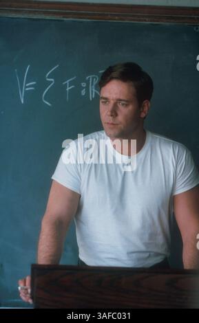 11 ottobre 2001; Hollywood, California, Stati Uniti; l'attore RUSSELL CROWE interpreta John Forbes Nash Jr., un genio matematico, in "A Beautiful Mind" diretto da Ron Howard. (Immagine di credito: ZUMA Press/ZUMAPRESS.com) Foto Stock