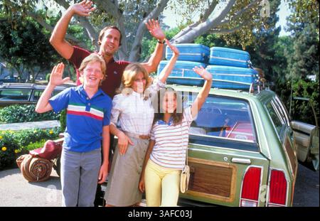 12 ottobre 2001; Hollywood, CA, Stati Uniti; (l-r) attori ANTHONY MICHAEL HALL nel ruolo di Russell 'Rusty' Griswold, CHEVY CHASE nel ruolo di Clark Wilhelm Griswold Jr., BEVERLY D'ANGELO nel ruolo di Ellen Griswold e DANA BARRON nel ruolo di Audrey Griswold in 'National Lampoon's Vacation'. (Immagine di credito: ZUMA Press/ZUMAPRESS.com) Foto Stock