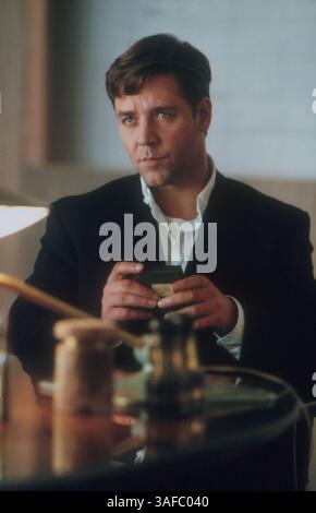 11 ottobre 2001; Hollywood, California, Stati Uniti; l'attore RUSSELL CROWE interpreta John Forbes Nash Jr., un genio matematico, in "A Beautiful Mind" diretto da Ron Howard. (Immagine di credito: ZUMA Press/ZUMAPRESS.com) Foto Stock