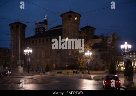Torino, Italia - 09 novembre 2021: Palazzo Madama, un mix di architettura antica e barocca, si erge maestosamente illuminato in Piazza Castello sotto il Foto Stock