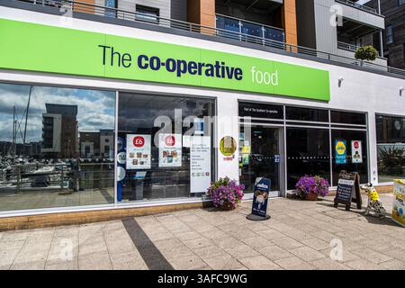 Portishead, Regno Unito - 10 agosto 2023: Il negozio al dettaglio del negozio di alimentari cooperativo. Co-operative Group, che opera come Co-op, è una cooperata di consumo britannica Foto Stock