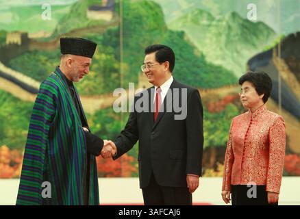 08 agosto 2008 - Pechino, Cina - il presidente cinese HU JINTAO (C) e sua moglie LIU YONGQING (R) salutano il presidente afgano HAMID KARZAI (immagine di credito: ZUMA Press/ZUMAPRESS.com) Foto Stock