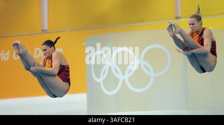 10 agosto 2008 - Pechino, Cina - le subacquei ucraine MARIYA VOLOSHCHENKO e ANNA PYSMENSKA competono durante la finale di trampolino sincronizzato 3m femminile ai Giochi Olimpici di Pechino 2008 nel National Aquatics Center, noto anche come The Water Cube a Pechino, Cina, 10 agosto 2008. Il team ucraino si è classificato al settimo posto nell'evento con un punteggio di 293,10 punti (Credit Image: ZUMA Press/ZUMAPRESS.com) Foto Stock