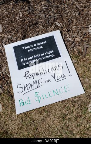 St. Paul, Minnesota. 4-5-25. Giù le mani dal rally. La dimostrazione sul presidente Trumpa le nuove politiche dopo il ritorno in carica. Foto Stock