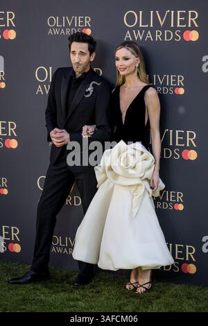 I prestigiosi Olivier Awards 2025 si sono svolti presso l'iconica Royal Albert Hall nel West End di Londra, attirando una serie di celebrità dal palco e dallo schermo. L'evento ha caratterizzato l'esclusivo tappeto verde, fatto di vera erba, e ha celebrato i risultati eccezionali nella scena teatrale di Londra, con il caldo sole primaverile che si aggiunge all'atmosfera glamour. Foto Stock
